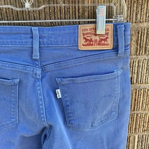Women's Size 27 Levi's Stretch Dyed Blue Color Flooded Capri Ankle Jean Pants - Picture 5 of 8